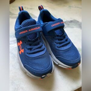 NWOT Under Armour boys tennis shoes